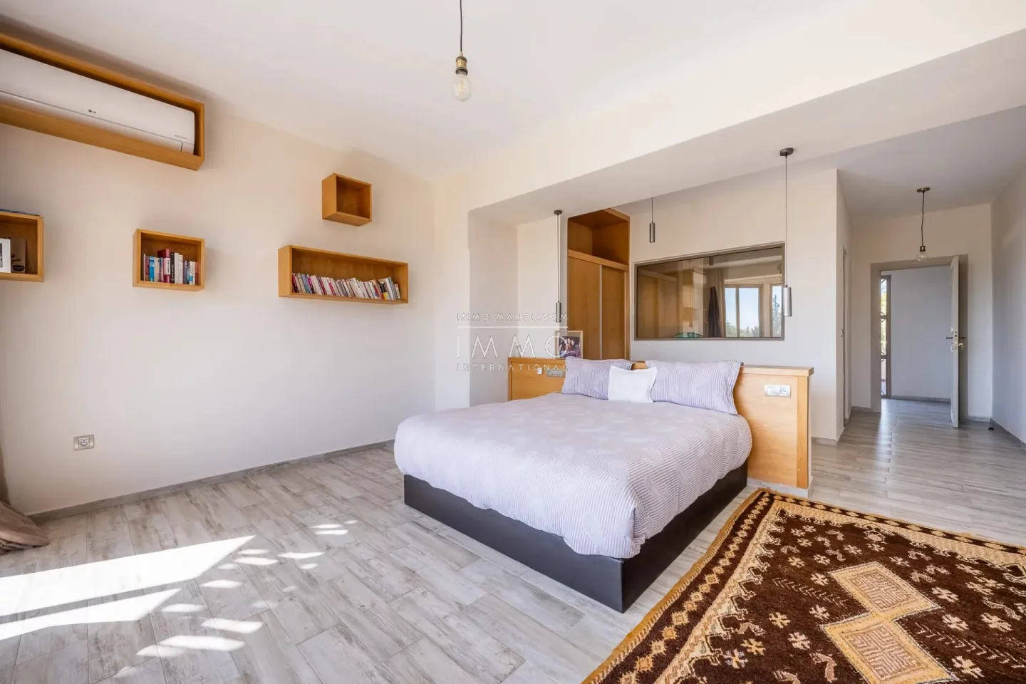 Villa à vendre route de fès – 5 suites – 580 m² – terrain 4 970 m² – spa complet – 2 piscines – panneaux solaires