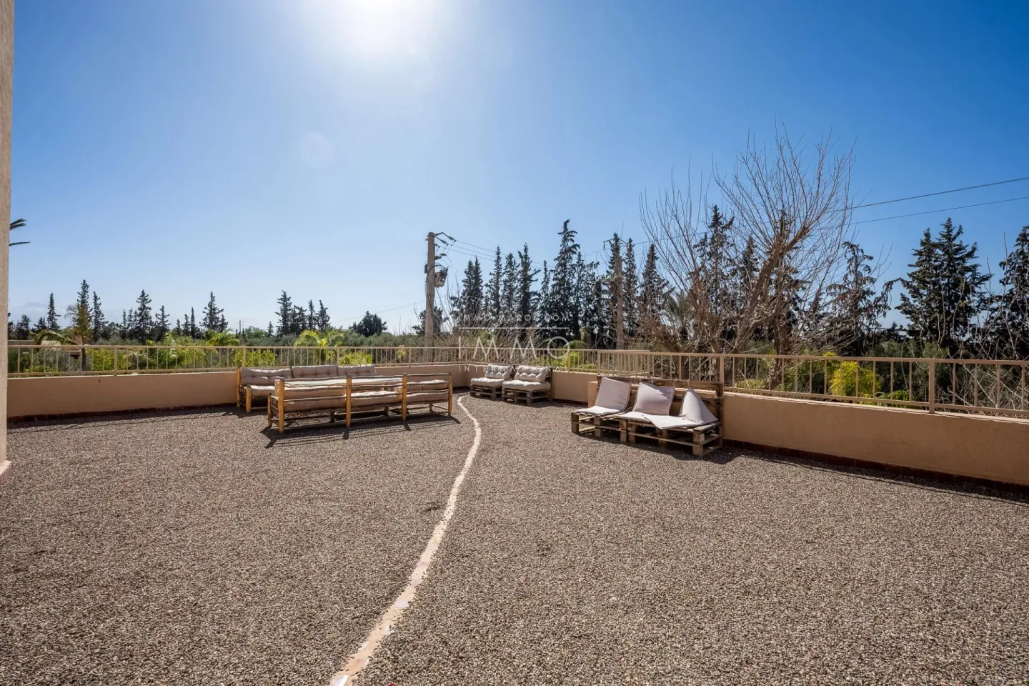 Villa à vendre route de fès – 5 suites – 580 m² – terrain 4 970 m² – spa complet – 2 piscines – panneaux solaires