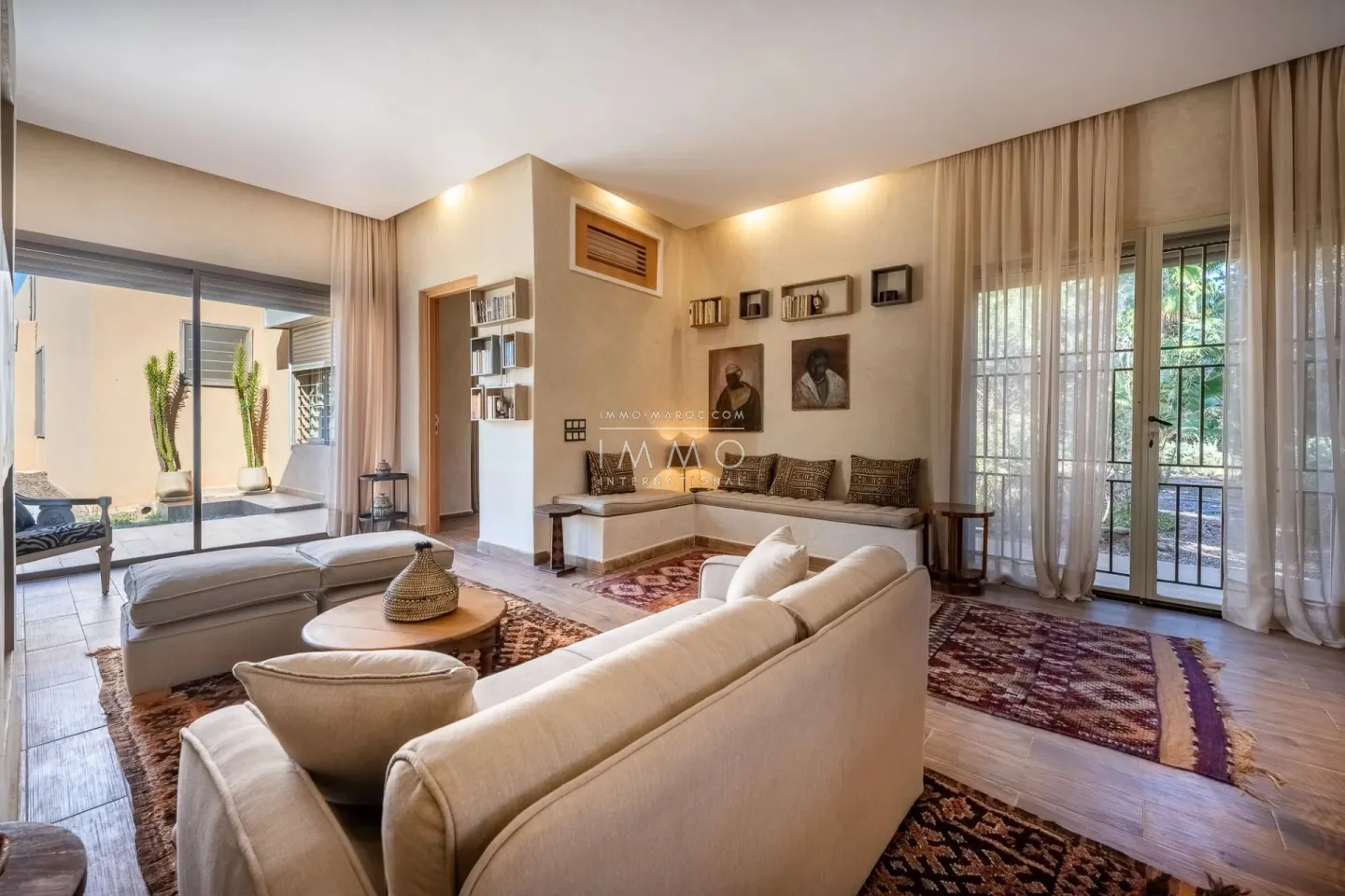 Villa à vendre route de fès – 5 suites – 580 m² – terrain 4 970 m² – spa complet – 2 piscines – panneaux solaires