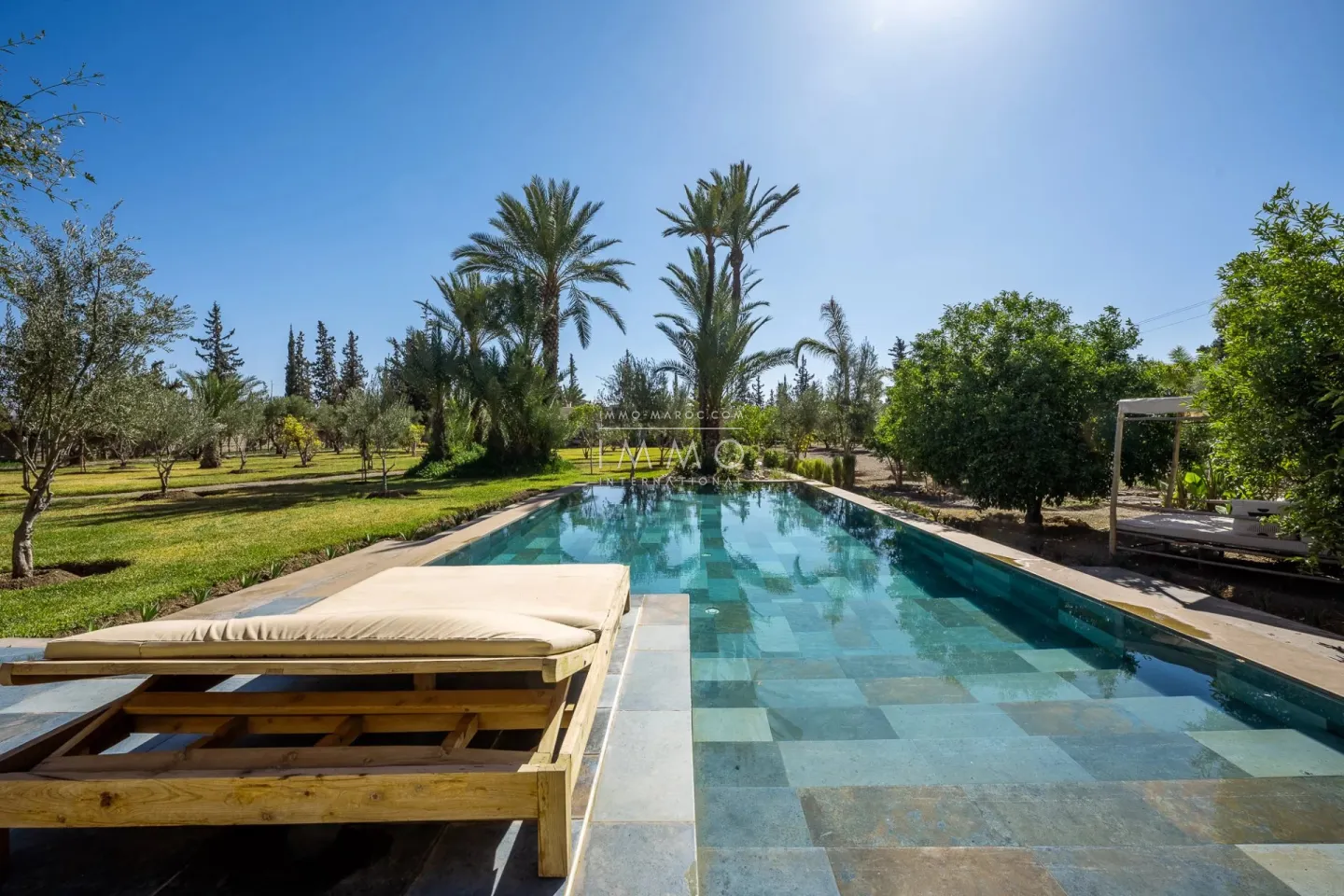 Villa à vendre route de fès – 5 suites – 580 m² – terrain 4 970 m² – spa complet – 2 piscines – panneaux solaires