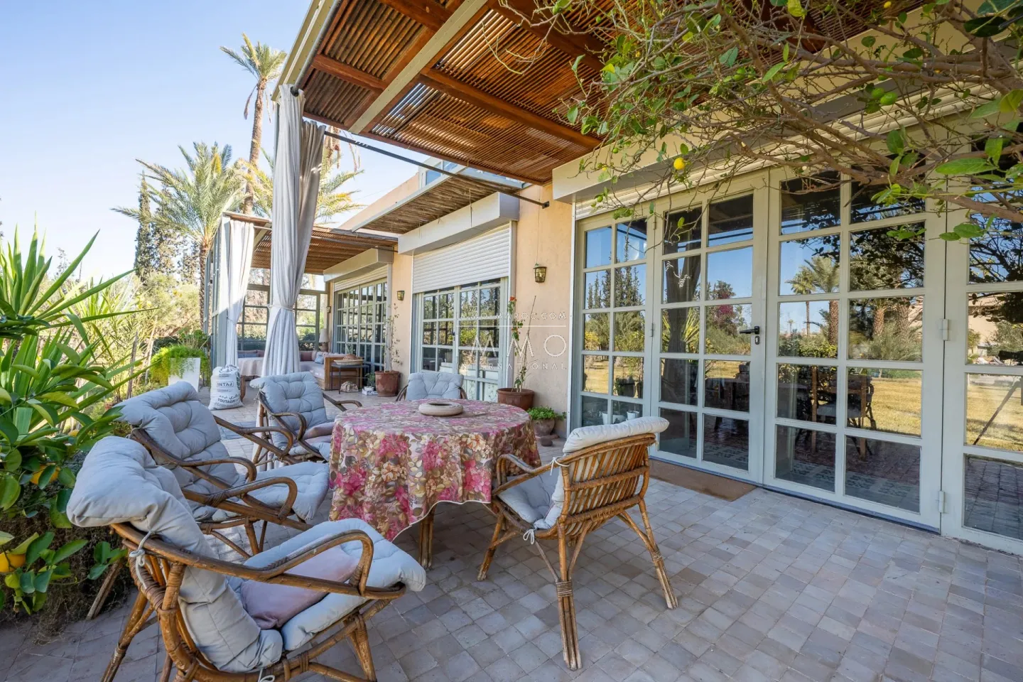 Villa à vendre route de fès – 5 suites – 580 m² – terrain 4 970 m² – spa complet – 2 piscines – panneaux solaires