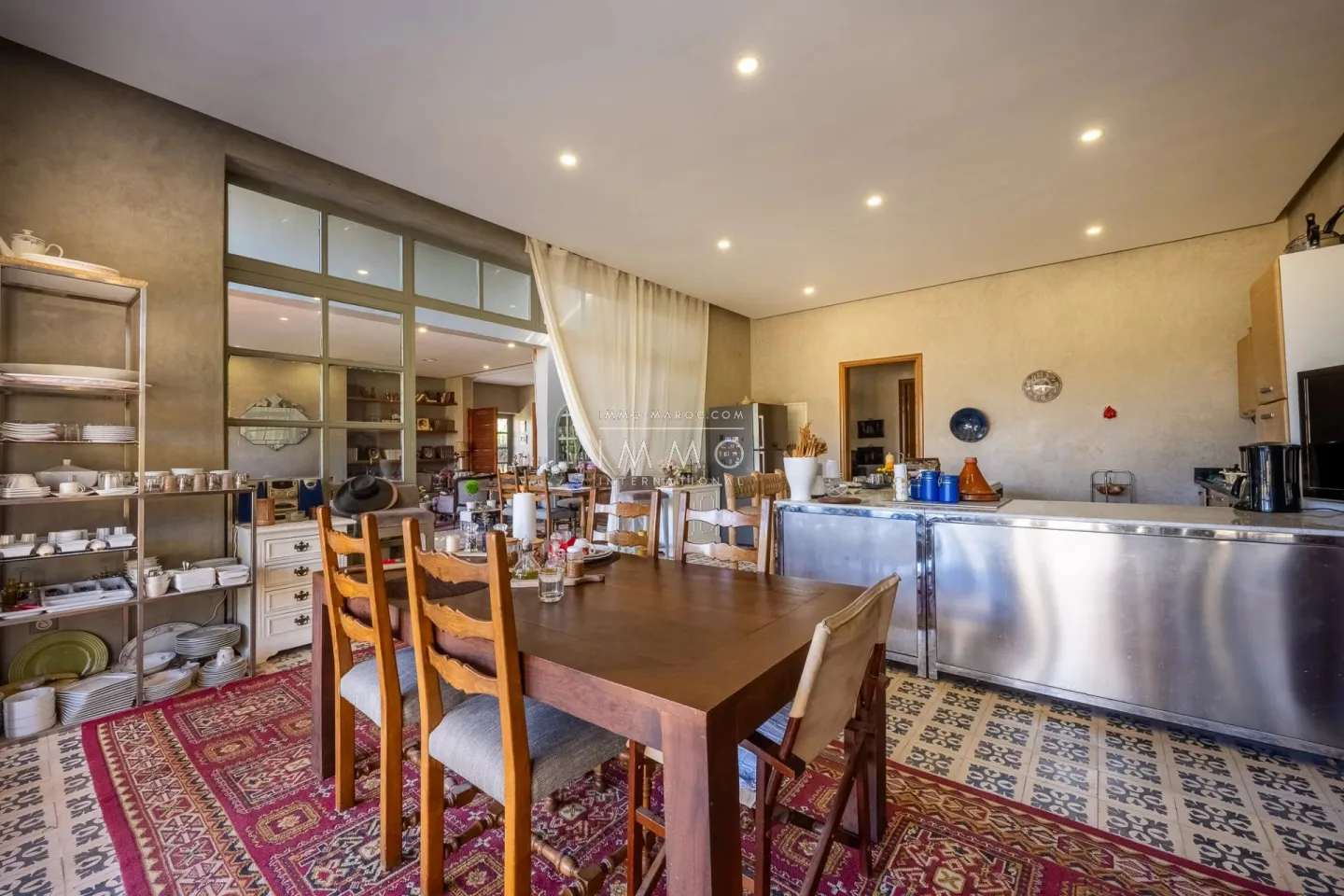 Villa à vendre route de fès – 5 suites – 580 m² – terrain 4 970 m² – spa complet – 2 piscines – panneaux solaires