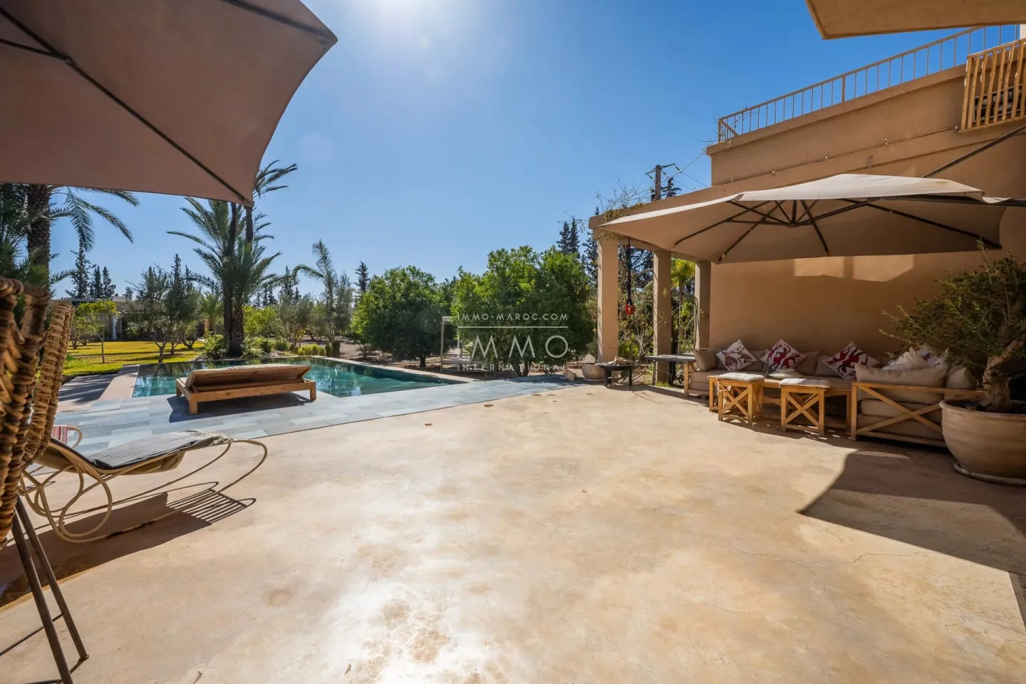 Villa à vendre route de fès – 5 suites – 580 m² – terrain 4 970 m² – spa complet – 2 piscines – panneaux solaires