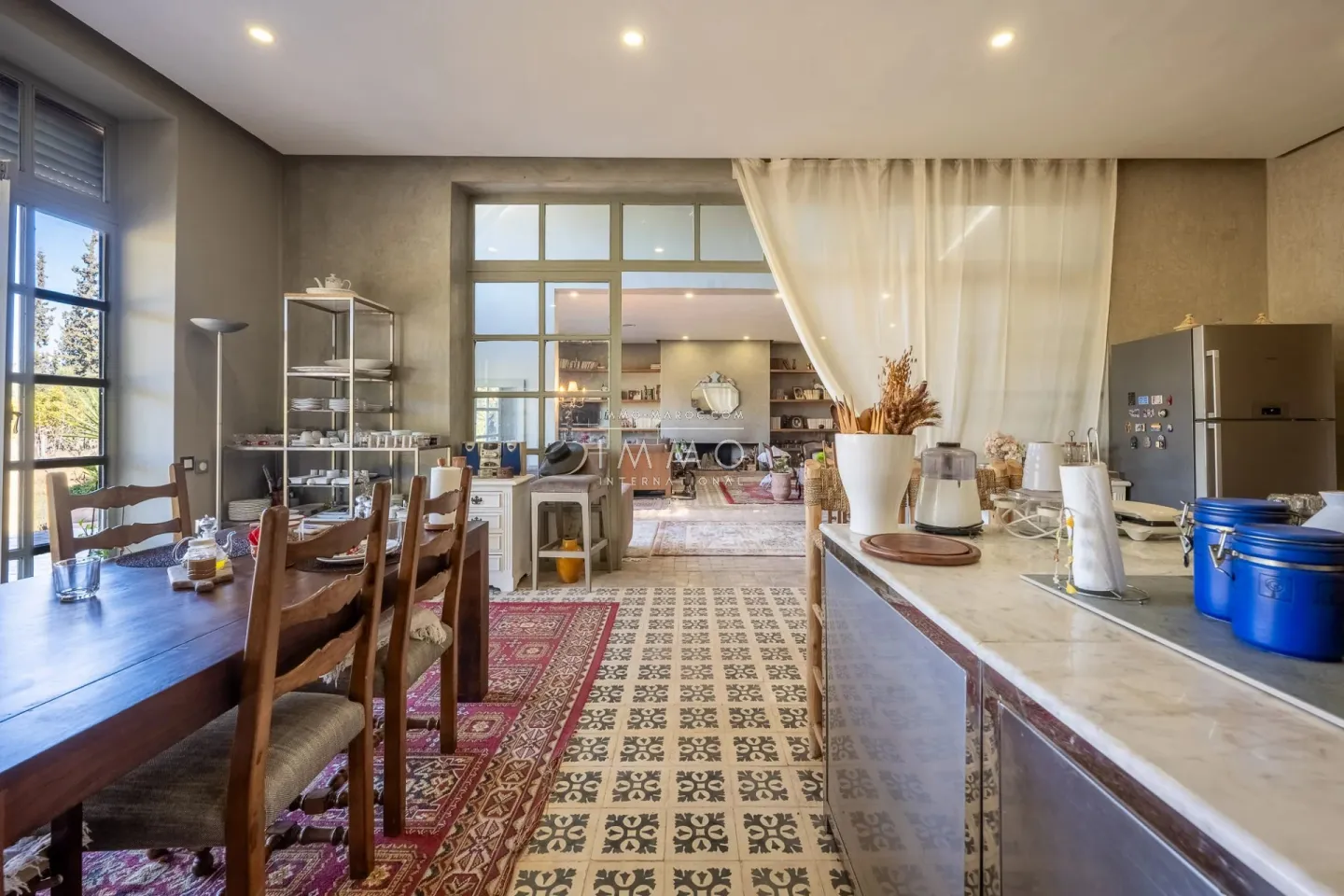 Villa à vendre route de fès – 5 suites – 580 m² – terrain 4 970 m² – spa complet – 2 piscines – panneaux solaires