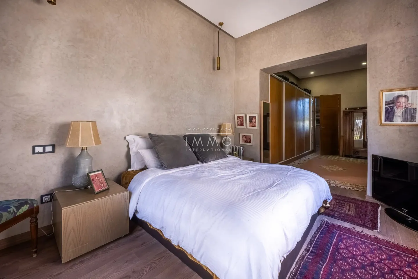 Villa à vendre route de fès – 5 suites – 580 m² – terrain 4 970 m² – spa complet – 2 piscines – panneaux solaires