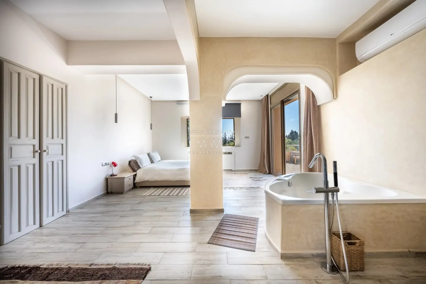 Villa à vendre route de fès – 5 suites – 580 m² – terrain 4 970 m² – spa complet – 2 piscines – panneaux solaires