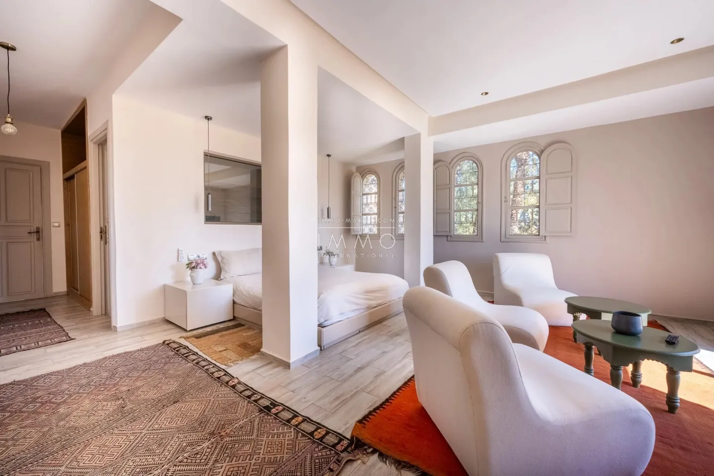 Villa à vendre route de fès – 5 suites – 580 m² – terrain 4 970 m² – spa complet – 2 piscines – panneaux solaires