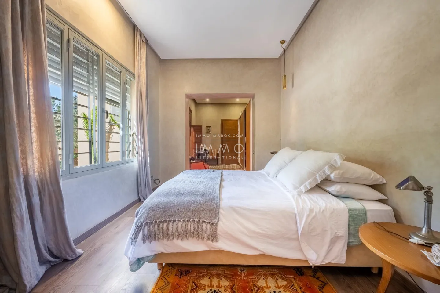 Villa à vendre route de fès – 5 suites – 580 m² – terrain 4 970 m² – spa complet – 2 piscines – panneaux solaires