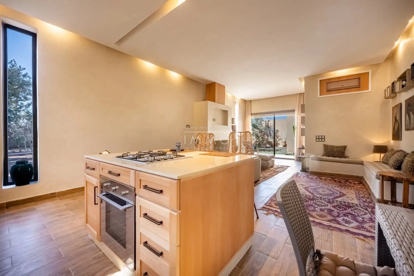 Villa à vendre route de fès – 5 suites – 580 m² – terrain 4 970 m² – spa complet – 2 piscines – panneaux solaires