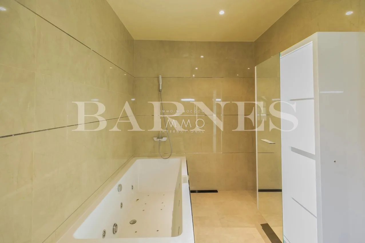 Belle villa sur la palmeraie bab atlas dans une oasis de verdure à vendre.