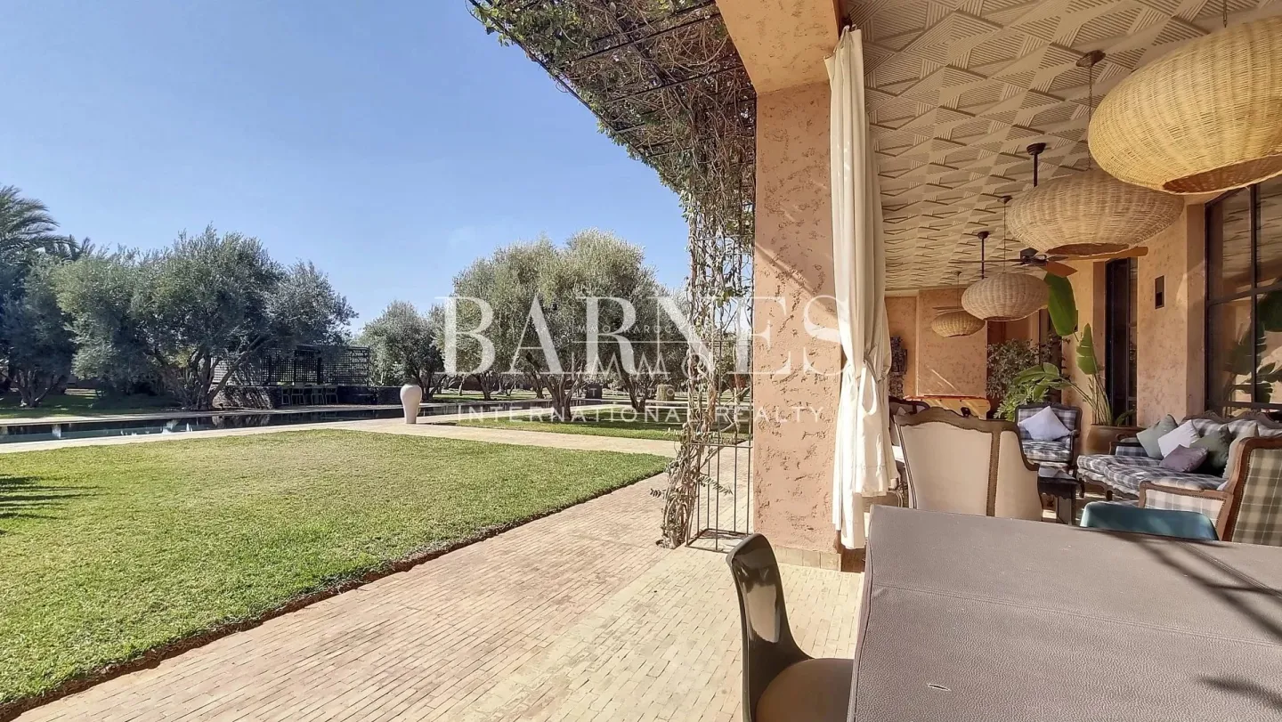 Villa d’exception en pisé – palmeraie de marrakech – 7 suites – Éco-conception & spa