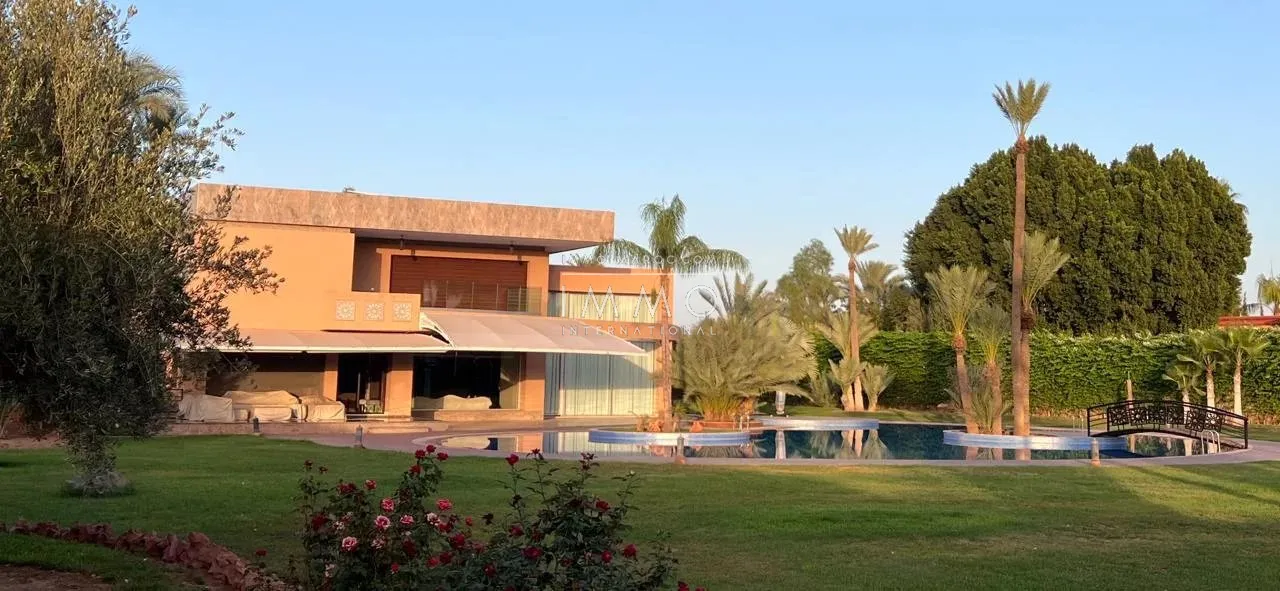 Villa à vendre palmeraie – 10 chambres – 1 400 m² – terrain 1,4 ha – circuit palmeraie – piscine circulaire – panneaux solaires