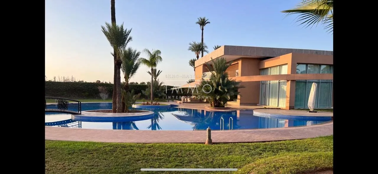 Villa à vendre palmeraie – 10 chambres – 1 400 m² – terrain 1,4 ha – circuit palmeraie – piscine circulaire – panneaux solaires