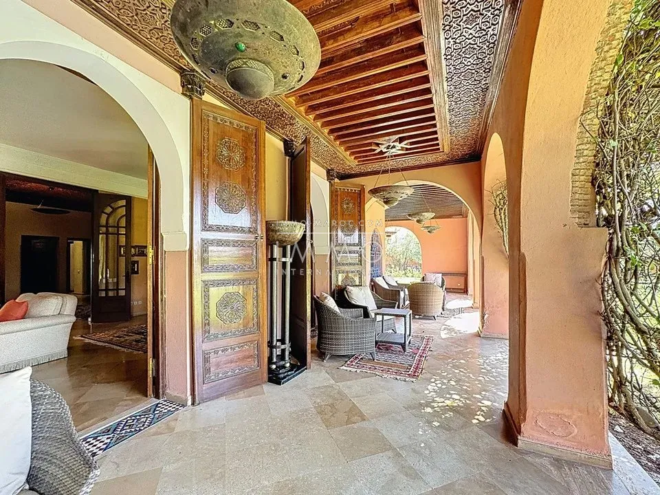 Villa à vendre palmeraie – 6 chambres – 700 m² – terrain 1 ha – architecture marocaine traditionnelle – dépendance