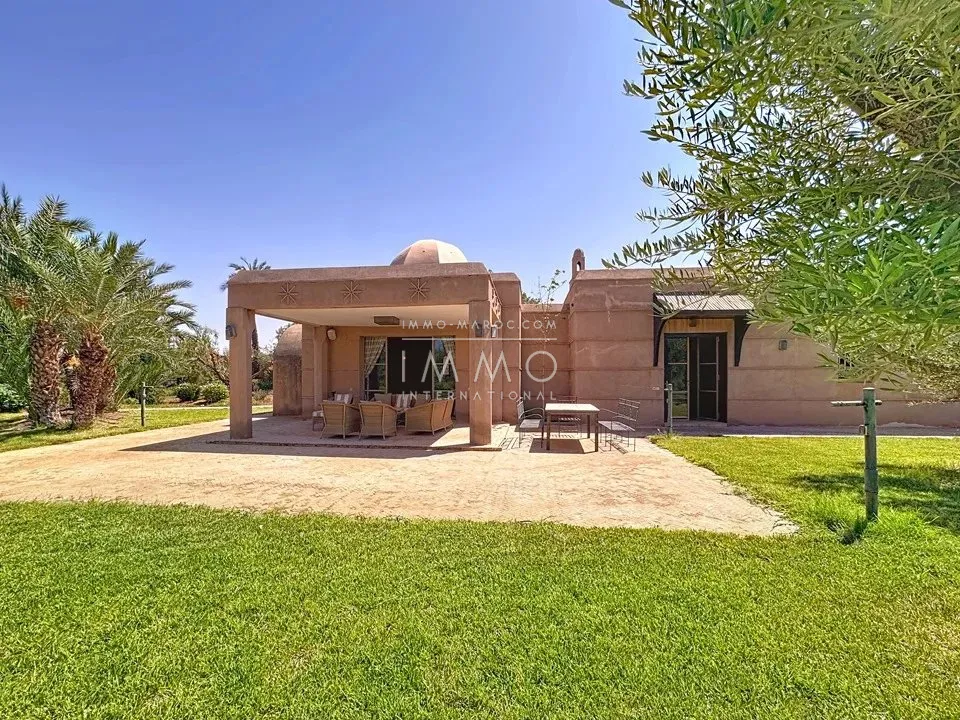 Villa à vendre palmeraie – 6 chambres – 700 m² – terrain 1 ha – architecture marocaine traditionnelle – dépendance