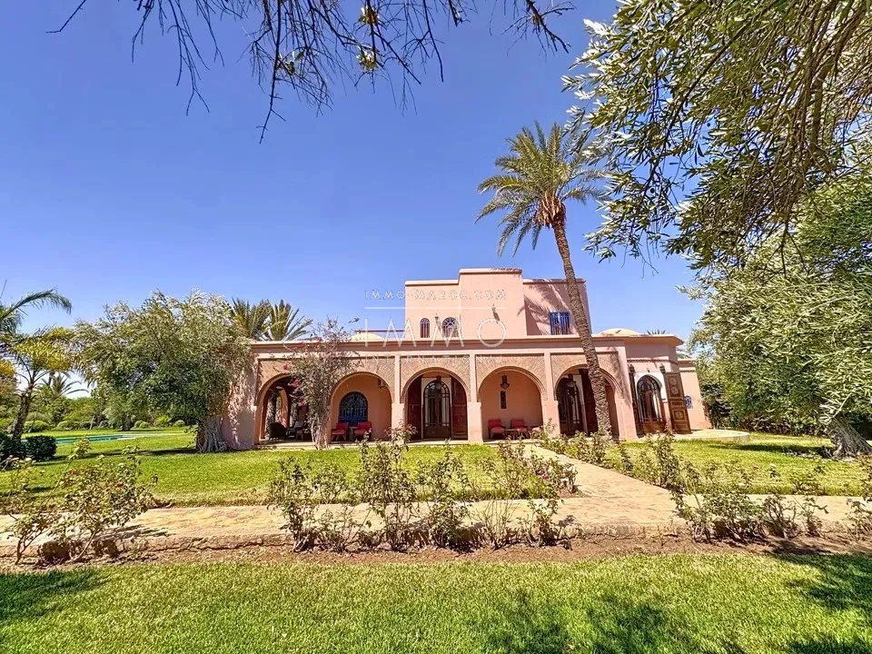 Villa à vendre palmeraie – 6 chambres – 700 m² – terrain 1 ha – architecture marocaine traditionnelle – dépendance