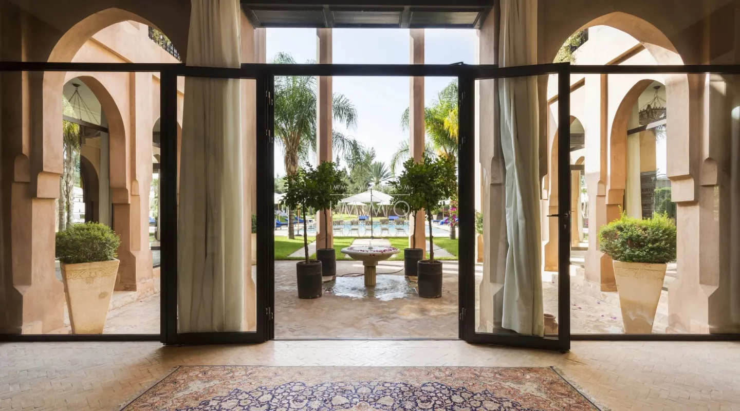 Palais d'hôtes à vendre route de fès – 11 suites – 1 500 m² – terrain 1,5 ha – en activité – vna – spa 200 m²