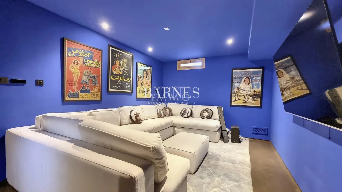 Villa à vendre route de ouarzazate – 5 suites – 750 m² – terrain 3,2 ha – vue panoramique atlas – tennis – cinéma