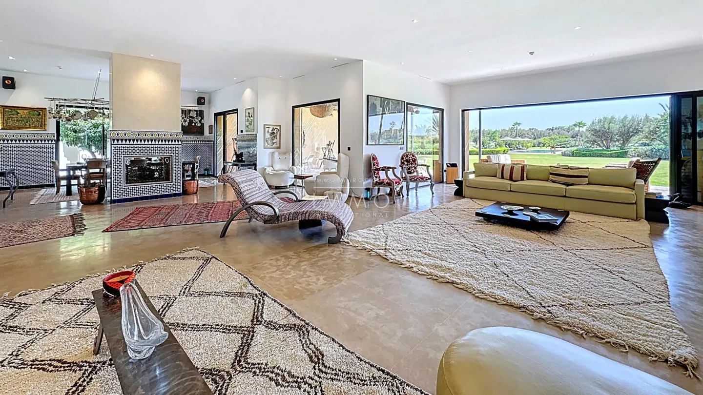 Villa à vendre route de ouarzazate – 5 suites – 750 m² – terrain 3,2 ha – vue panoramique atlas – tennis – cinéma