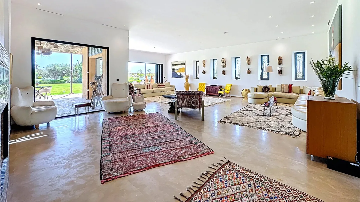 Villa à vendre route de ouarzazate – 5 suites – 750 m² – terrain 3,2 ha – vue panoramique atlas – tennis – cinéma