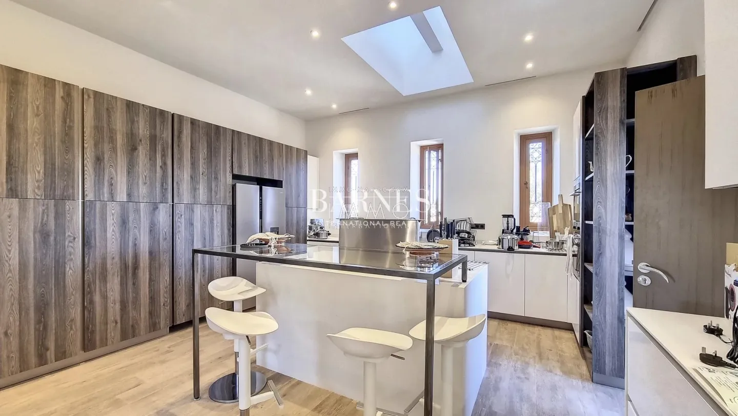 Villa à vendre route de ouarzazate – 5 suites – 750 m² – terrain 3,2 ha – vue panoramique atlas – tennis – cinéma