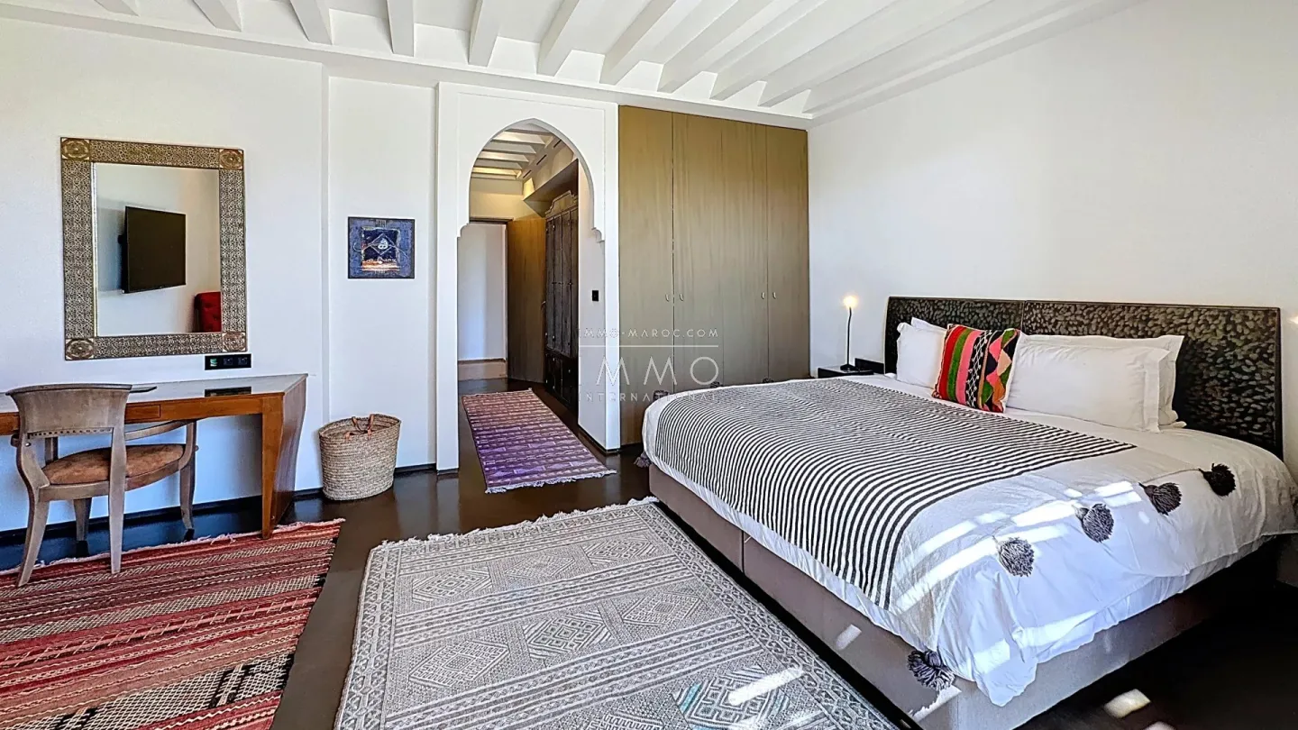 Villa à vendre route de ouarzazate – 5 suites – 750 m² – terrain 3,2 ha – vue panoramique atlas – tennis – cinéma
