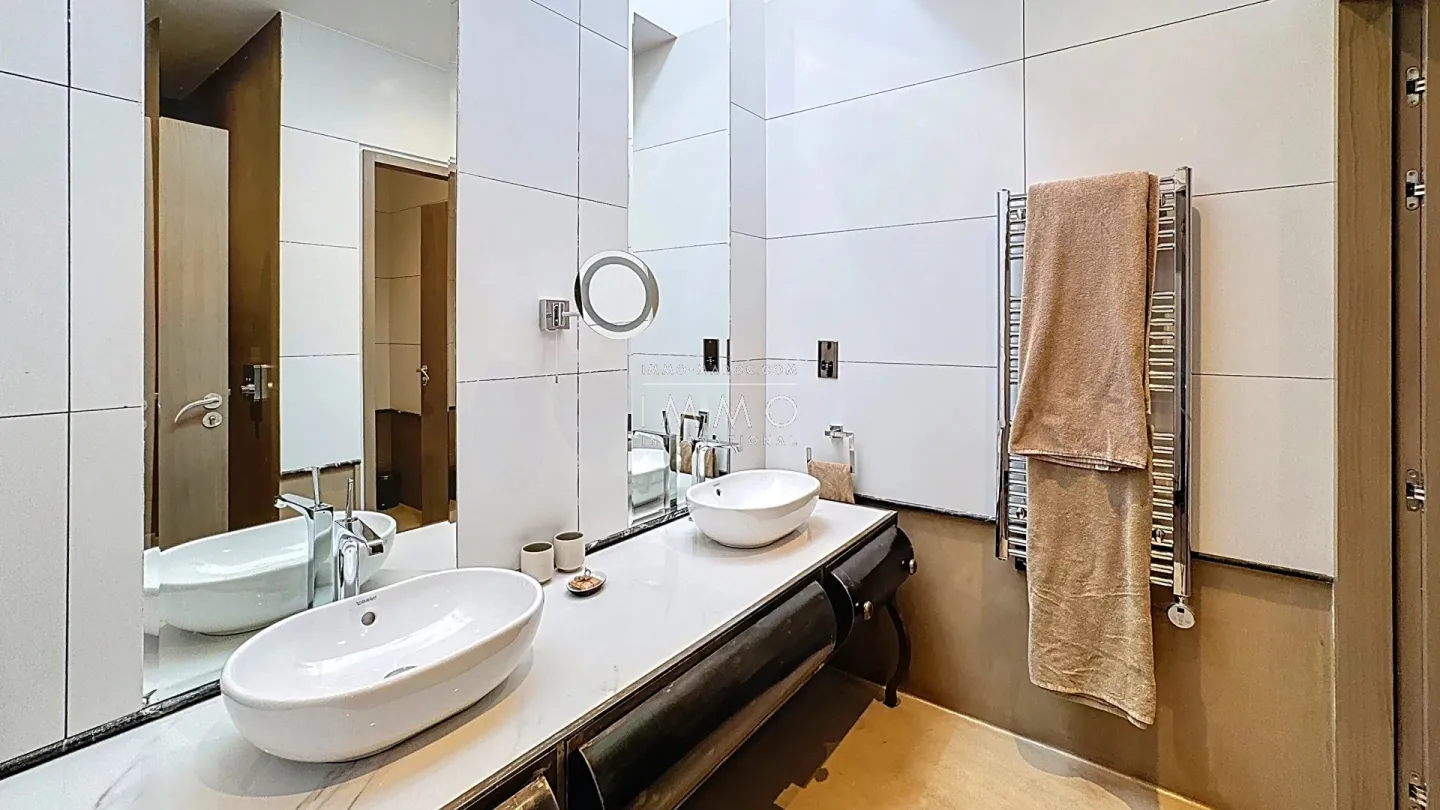 Villa à vendre route de ouarzazate – 5 suites – 750 m² – terrain 3,2 ha – vue panoramique atlas – tennis – cinéma