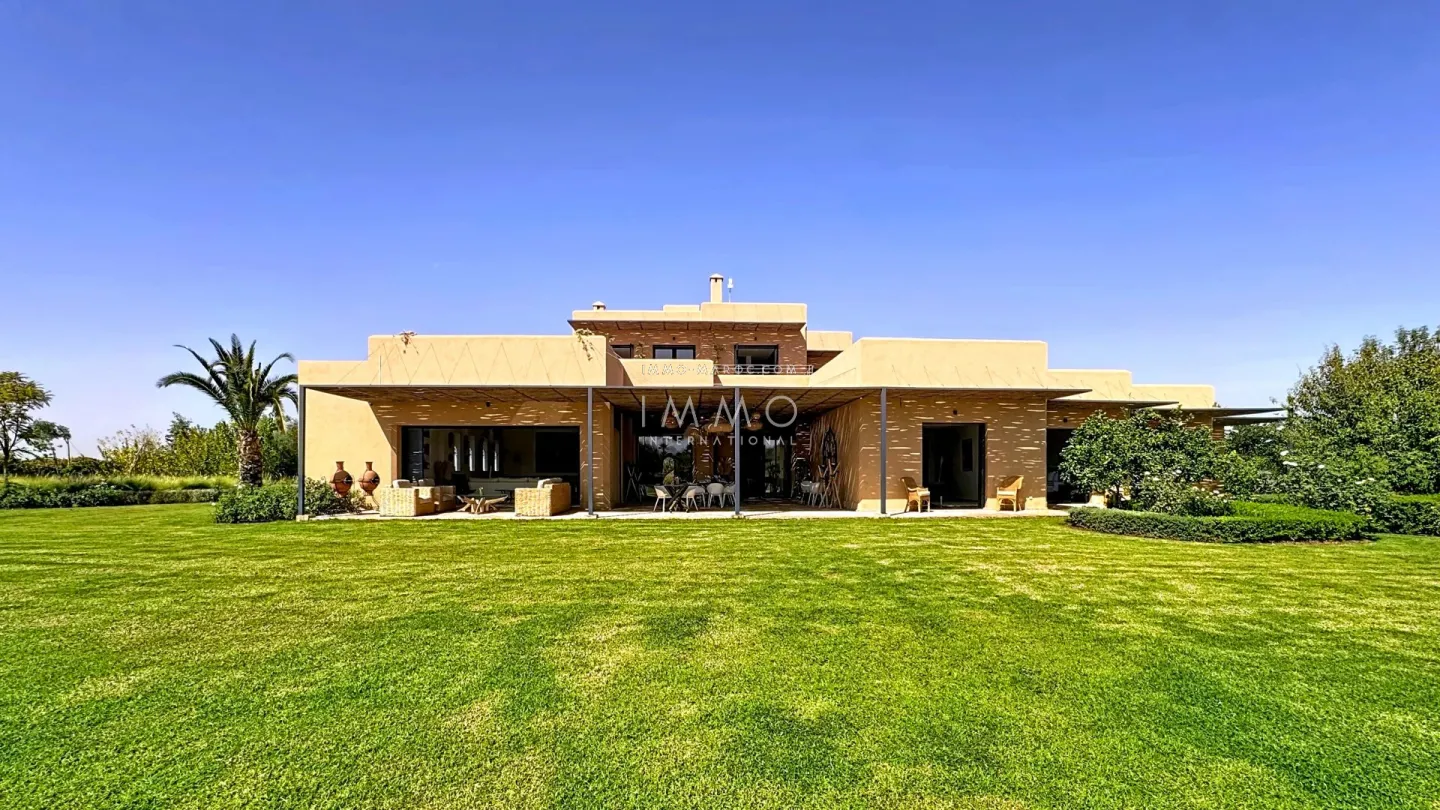 Villa à vendre route de ouarzazate – 5 suites – 750 m² – terrain 3,2 ha – vue panoramique atlas – tennis – cinéma