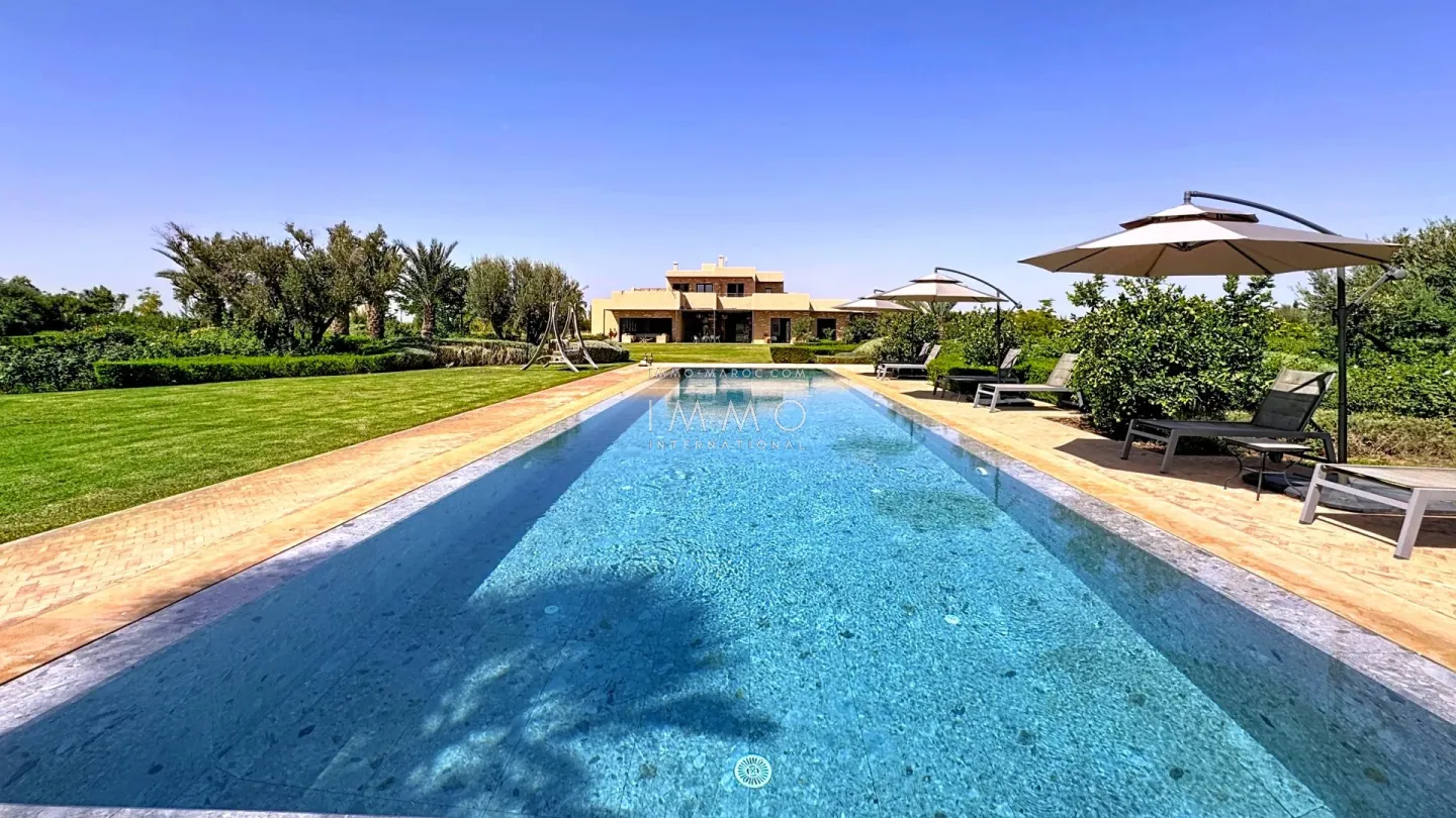 Villa à vendre route de ouarzazate – 5 suites – 750 m² – terrain 3,2 ha – vue panoramique atlas – tennis – cinéma