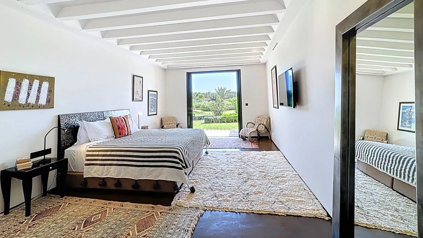 Villa à vendre route de ouarzazate – 5 suites – 750 m² – terrain 3,2 ha – vue panoramique atlas – tennis – cinéma