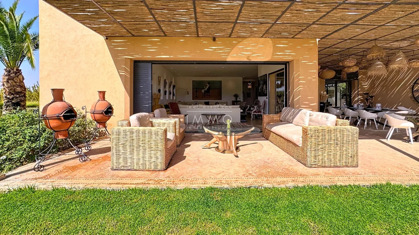 Villa à vendre route de ouarzazate – 5 suites – 750 m² – terrain 3,2 ha – vue panoramique atlas – tennis – cinéma