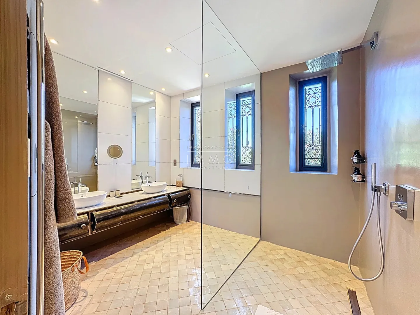 Villa à vendre route de ouarzazate – 5 suites – 750 m² – terrain 3,2 ha – vue panoramique atlas – tennis – cinéma