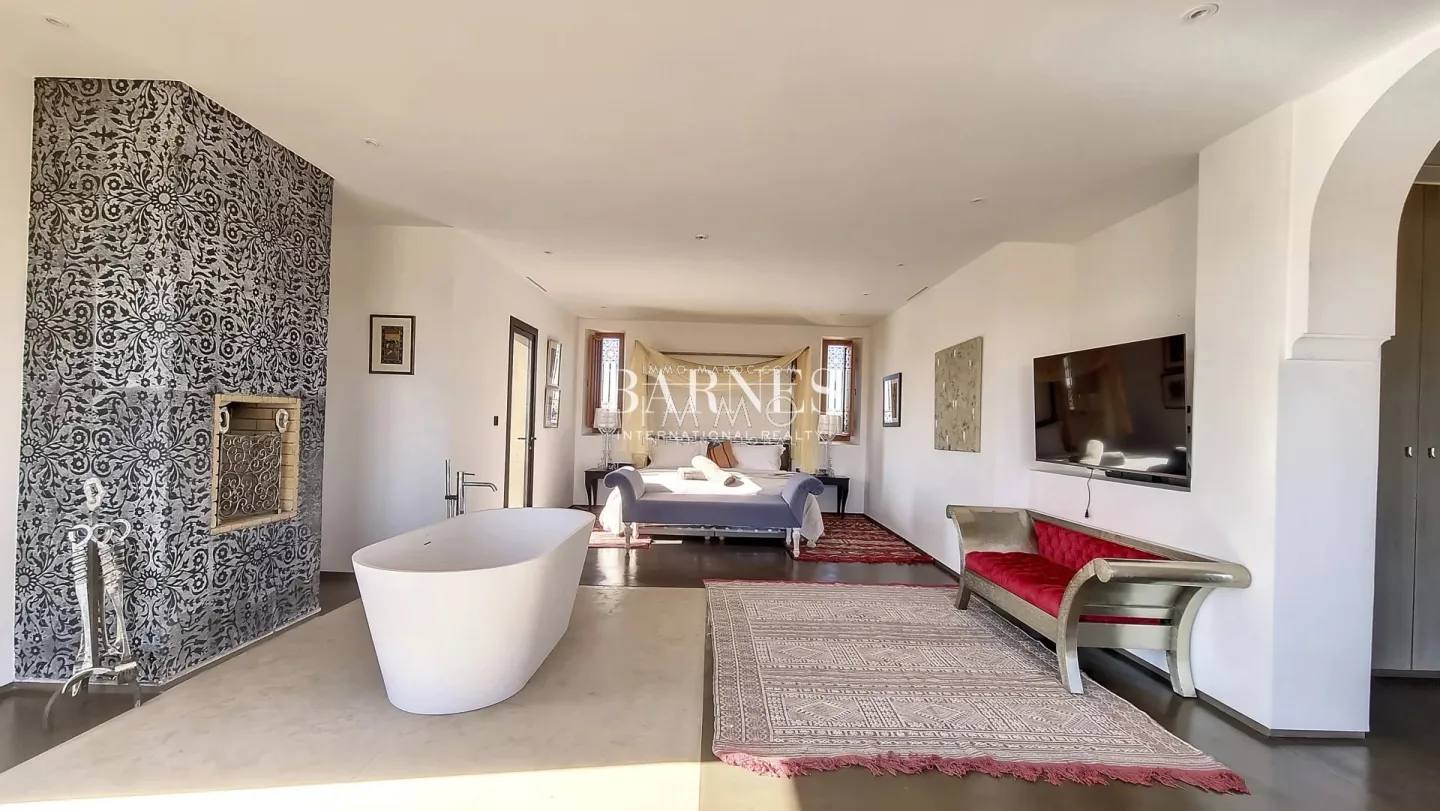 Villa à vendre route de ouarzazate – 5 suites – 750 m² – terrain 3,2 ha – vue panoramique atlas – tennis – cinéma