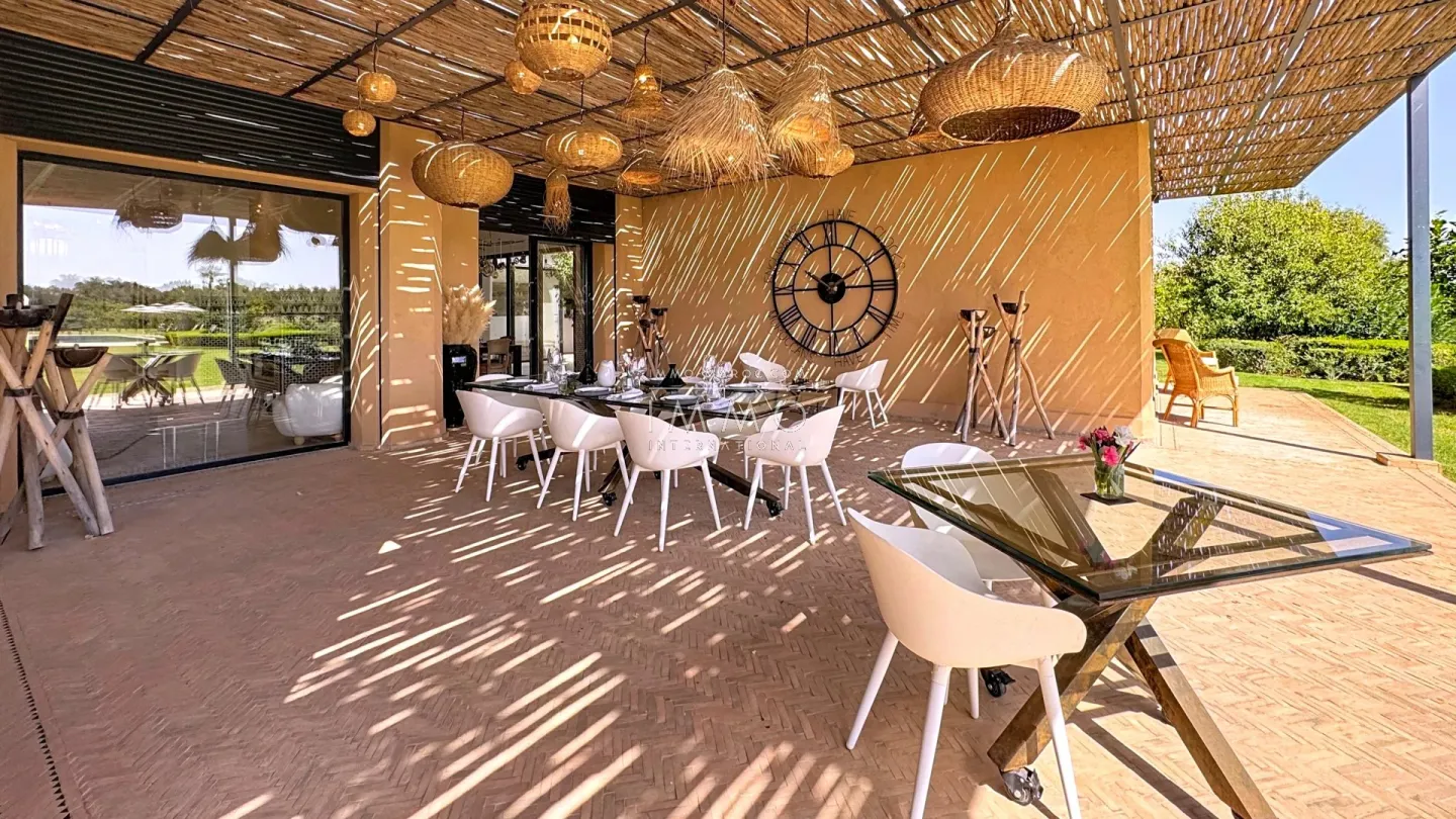 Villa à vendre route de ouarzazate – 5 suites – 750 m² – terrain 3,2 ha – vue panoramique atlas – tennis – cinéma