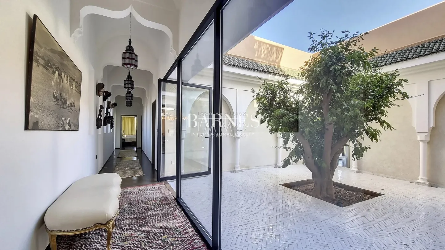 Villa à vendre route de ouarzazate – 5 suites – 750 m² – terrain 3,2 ha – vue panoramique atlas – tennis – cinéma