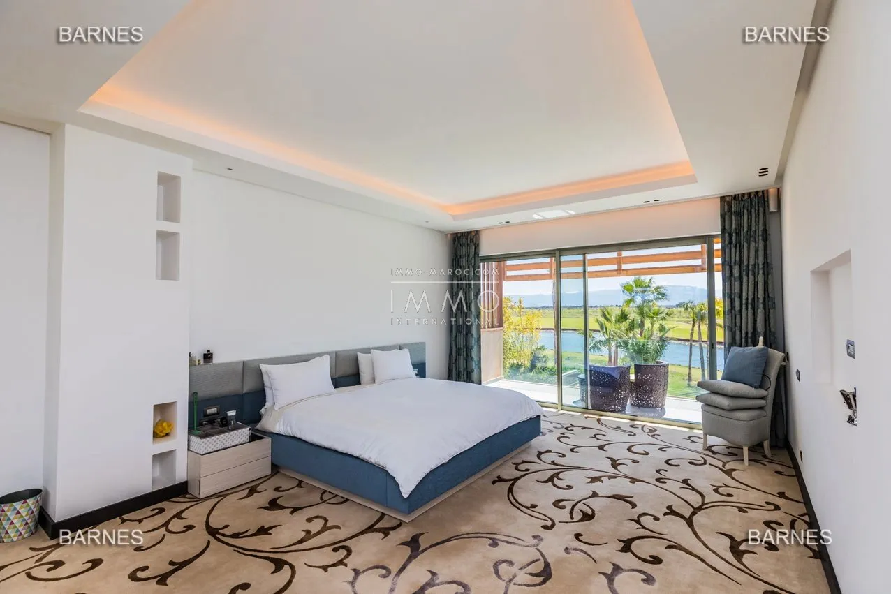 Villa à vendre golf amelkis – 6 chambres – 1 400 m² – terrain 2 200 m² – 1ère ligne golf – spa complet – vue atlas