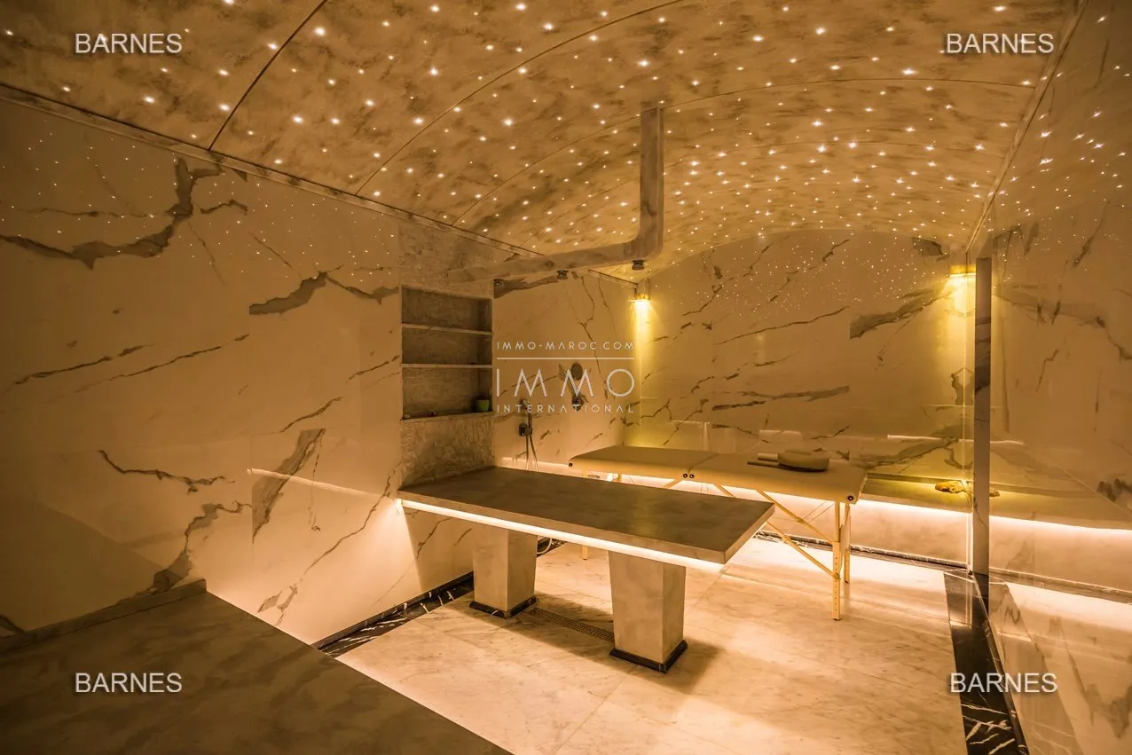 Villa à vendre golf amelkis – 6 chambres – 1 400 m² – terrain 2 200 m² – 1ère ligne golf – spa complet – vue atlas