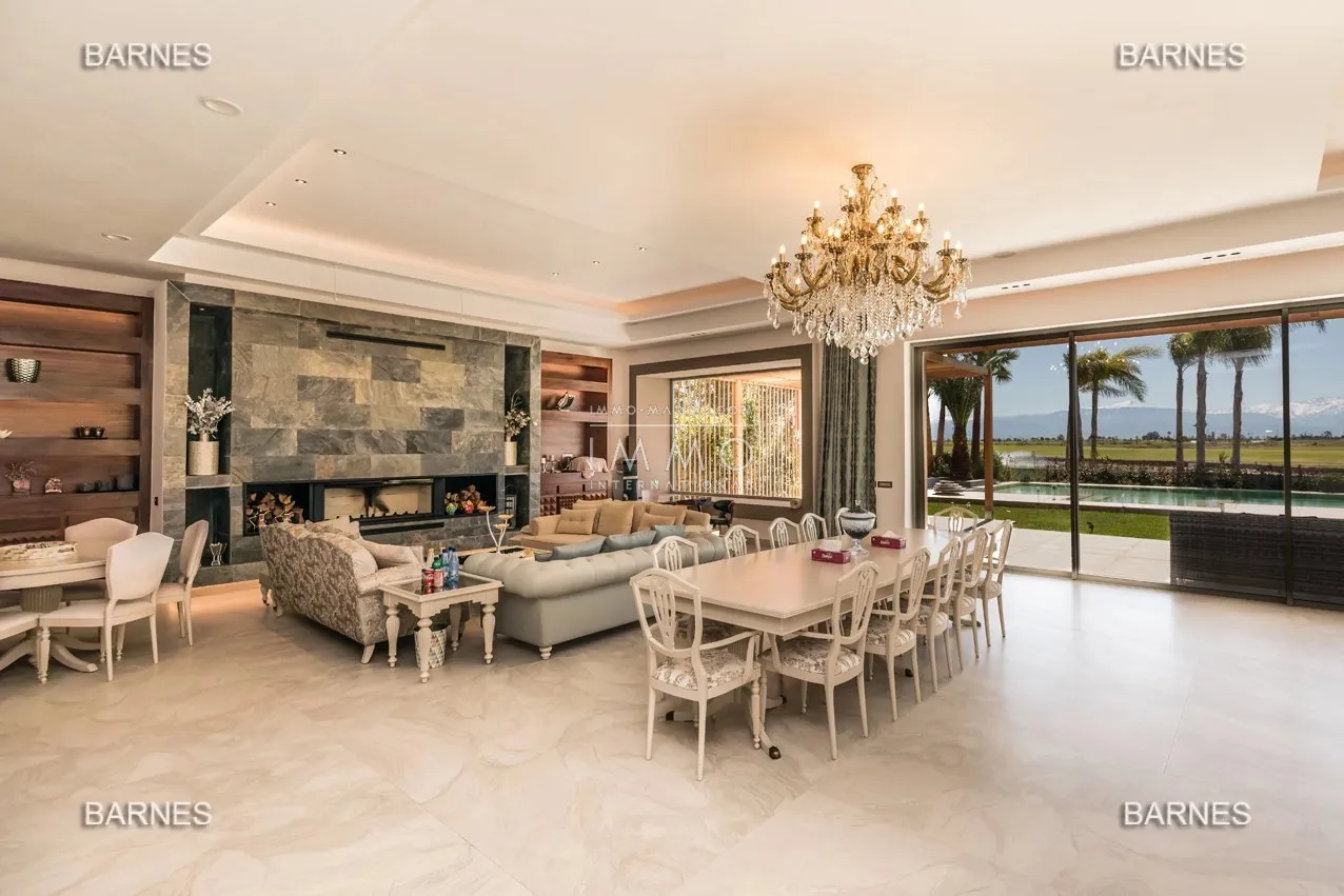 Villa à vendre golf amelkis – 6 chambres – 1 400 m² – terrain 2 200 m² – 1ère ligne golf – spa complet – vue atlas