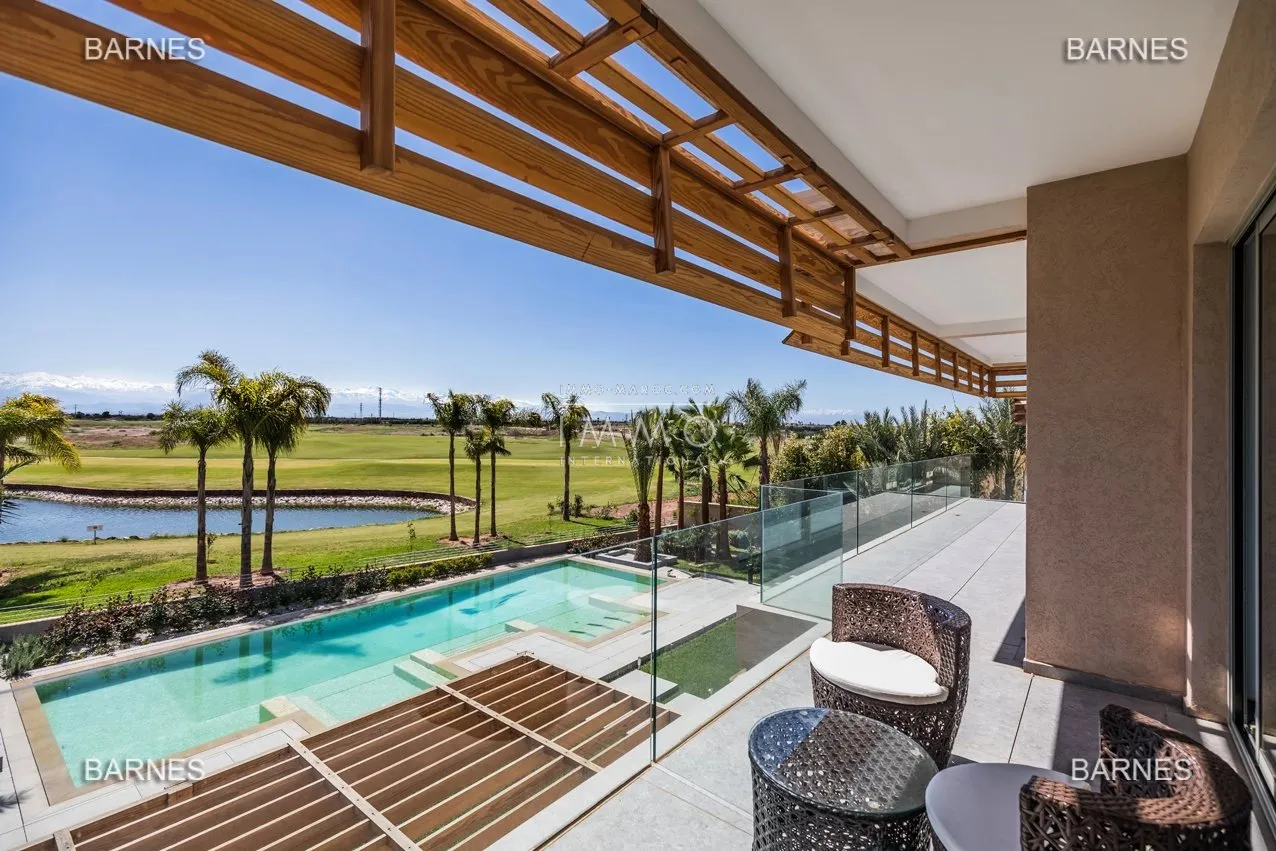 Villa à vendre golf amelkis – 6 chambres – 1 400 m² – terrain 2 200 m² – 1ère ligne golf – spa complet – vue atlas