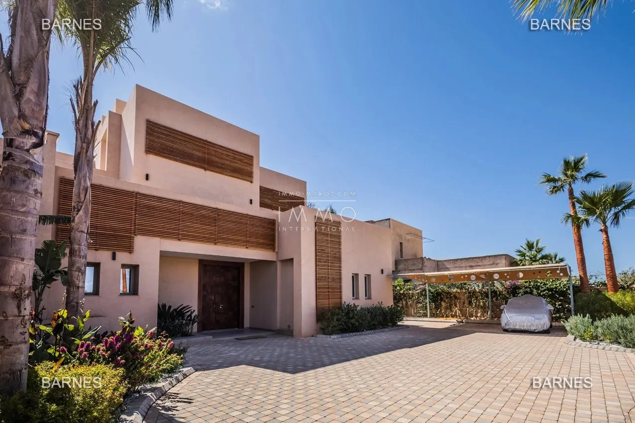 Villa à vendre golf amelkis – 6 chambres – 1 400 m² – terrain 2 200 m² – 1ère ligne golf – spa complet – vue atlas