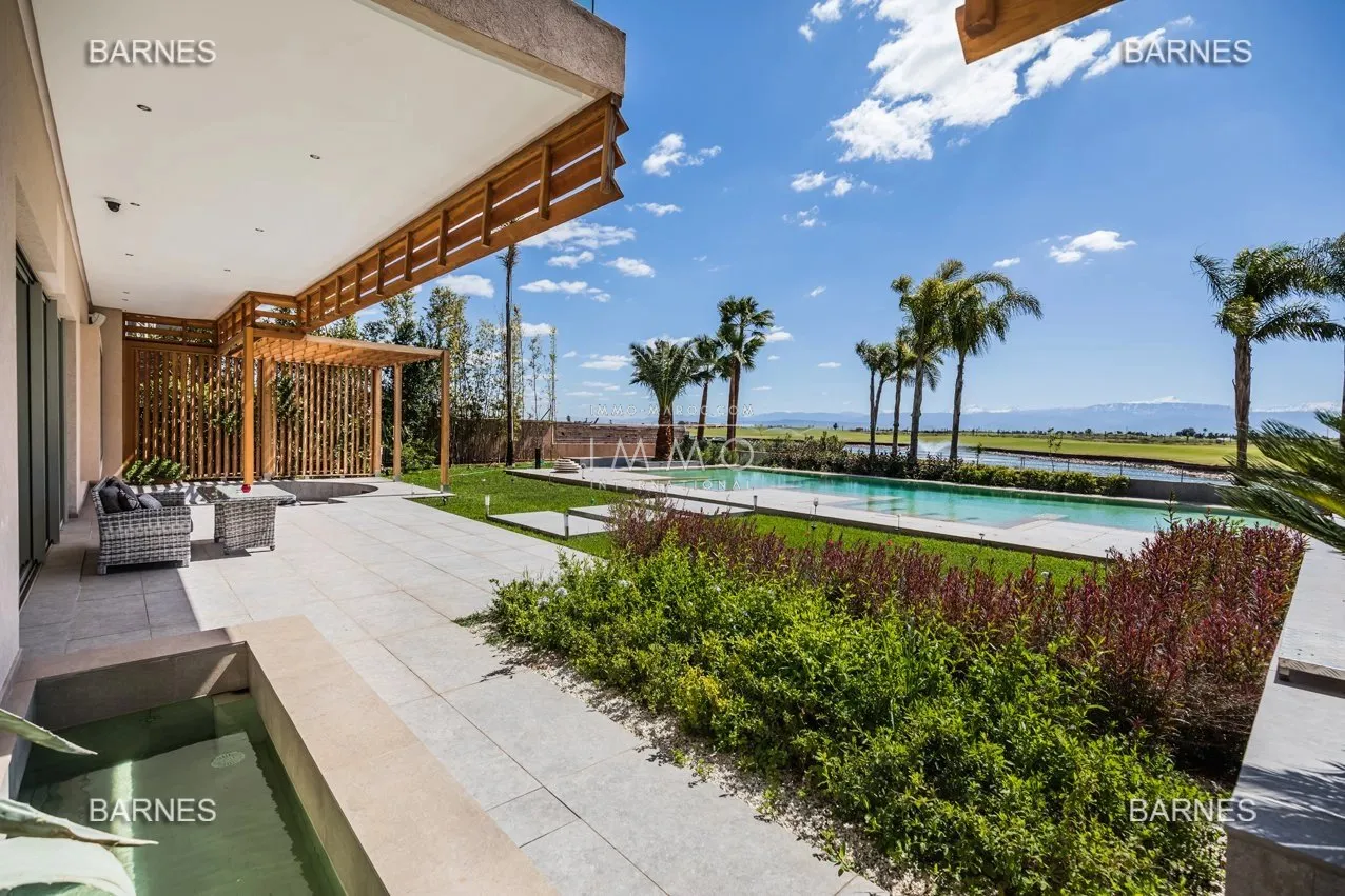 Villa à vendre golf amelkis – 6 chambres – 1 400 m² – terrain 2 200 m² – 1ère ligne golf – spa complet – vue atlas