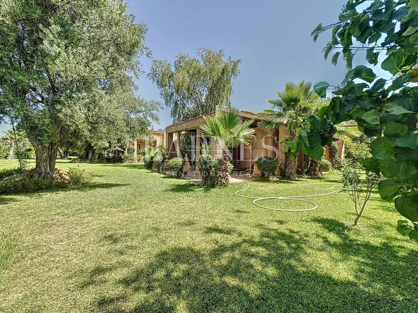 Villa à vendre golf amelkis – 9 chambres – 800 m² – terrain 3 300 m² – 1ère ligne – architecte elie mouyal – borj traditionnel