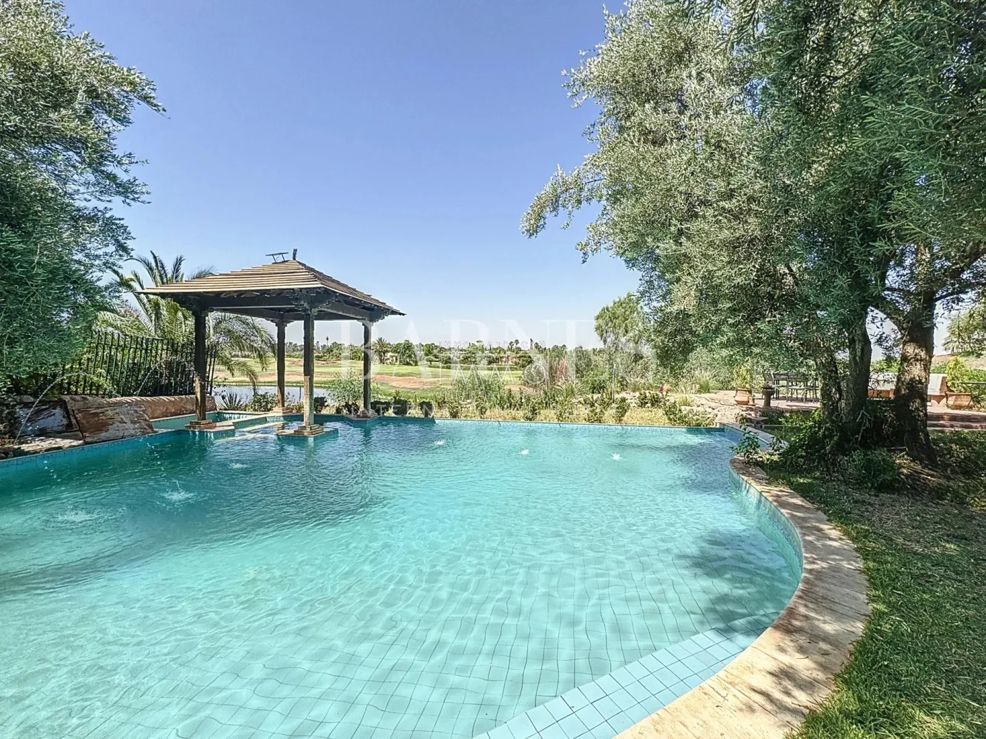 Villa à vendre golf amelkis – 9 chambres – 800 m² – terrain 3 300 m² – 1ère ligne – architecte elie mouyal – borj traditionnel