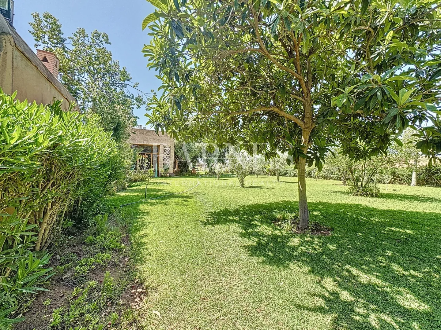 Villa à vendre golf amelkis – 9 chambres – 800 m² – terrain 3 300 m² – 1ère ligne – architecte elie mouyal – borj traditionnel