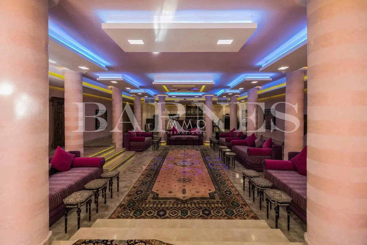 Superbe palais de prestige à la palmeraie – dar tounsi – 8 suites – parc de 1 hectare