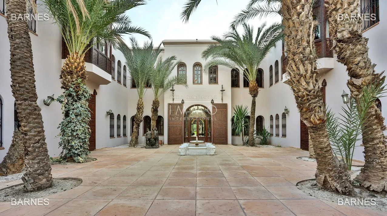 Propriété de majesté à la palmeraie – volumes monumentaux – parc luxuriant d’un hectare