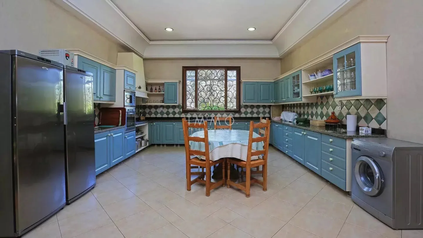 Villa à vendre palmeraie – 10 chambres – 1 200 m² – terrain 1 ha – architecture coloniale & marocaine – parc luxuriant