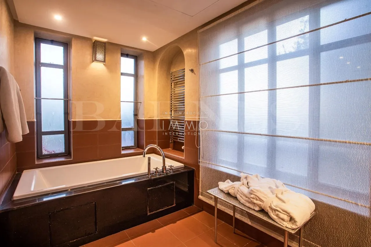 Palais d’hôtes d’exception à vendre – palmeraie – 19 suites – domaine de 2,2 hectares