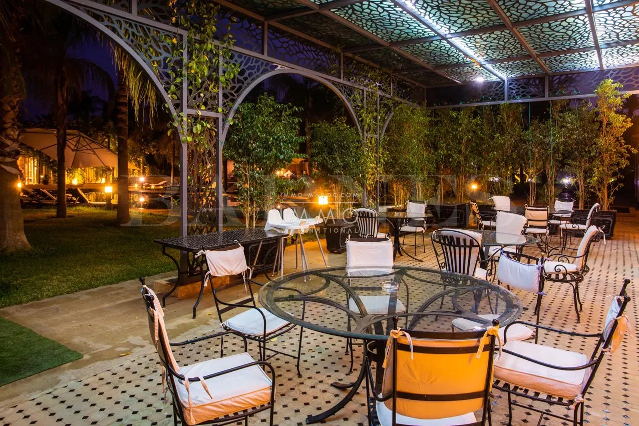 Palais d’hôtes d’exception à vendre – palmeraie – 19 suites – domaine de 2,2 hectares