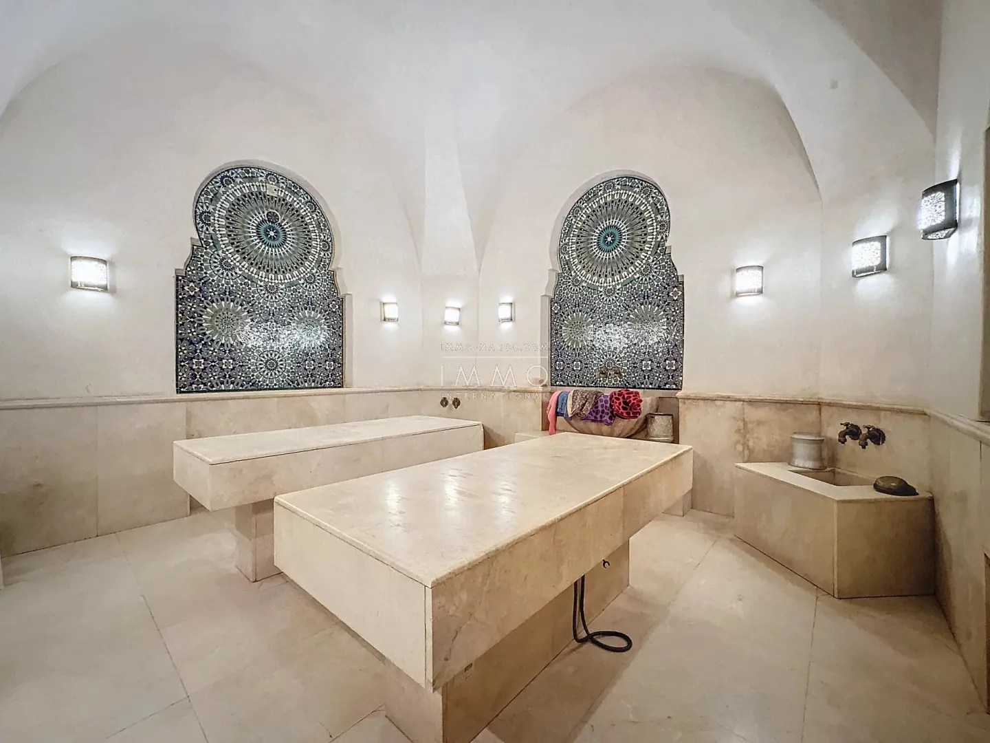 Palais arabo-andalou à vendre dans la palmeraie – 9 suites – parc de 2 hectares